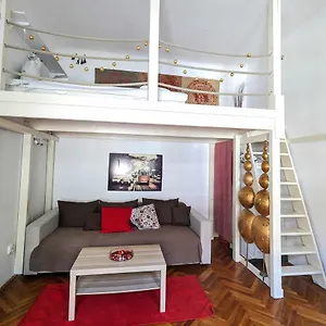 Gallery Flat In Party District Budapest